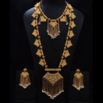 طقم عقد وأقراط ذهبي فاخر بتصميم تراثي مع لؤلؤ للنساء