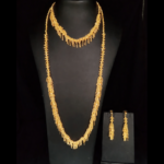 طقم عقد طويل وأقراط ذهبي فاخر بتصميم متدلي أنيق للنساء
