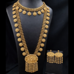 طقم عقد طويل وأقراط ذهبي فاخر بتصميم تراثي مع تعليقة مزخرفة للنساء