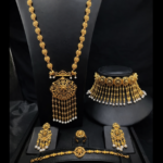 طقم إكسسوارات نسائي فاخر عقد طويل مع شوكر وأقراط وخاتم وسوار بتصميم تراثي