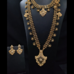 طقم عقد طويل وأقراط ذهبي فاخر بتصميم تراثي مزخرف للنساء