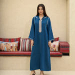 جلابية مغربية أنيقة بقماش كريب ناعم وتطريز راقٍ