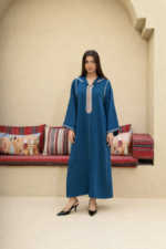 جلابية مغربية أنيقة بقماش كريب ناعم وتطريز راقٍ