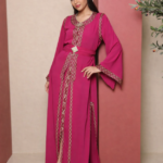 قفطان فاخر من قطعتين بتطريز ذهبي أنيق وقصّة انسيابية