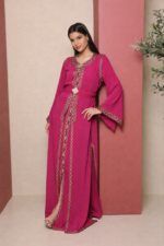 قفطان فاخر من قطعتين بتطريز ذهبي أنيق وقصّة انسيابية