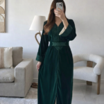 قفطان مخملي فاخر بياقة V وحزام خصر بتصميم أنيق