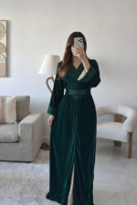 قفطان مخملي فاخر بياقة V وحزام خصر بتصميم أنيق