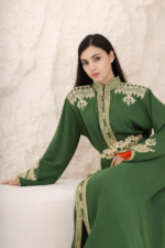 قفطان أخصر فاخر مطرز باللون الذهبي