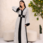 قفطان فاخر بلون أبيض عاجي مع تفاصيل سوداء بتصميم راقٍ بقطعتين