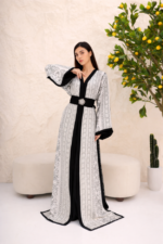 قفطان فاخر بلون أبيض عاجي مع تفاصيل سوداء بتصميم راقٍ بقطعتين