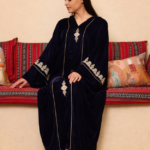 جلابية مغربية مخمل فاخر بتطريز أنيق وقصّة انسيابية