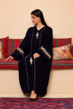 جلابية مغربية مخمل فاخر بتطريز أنيق وقصّة انسيابية