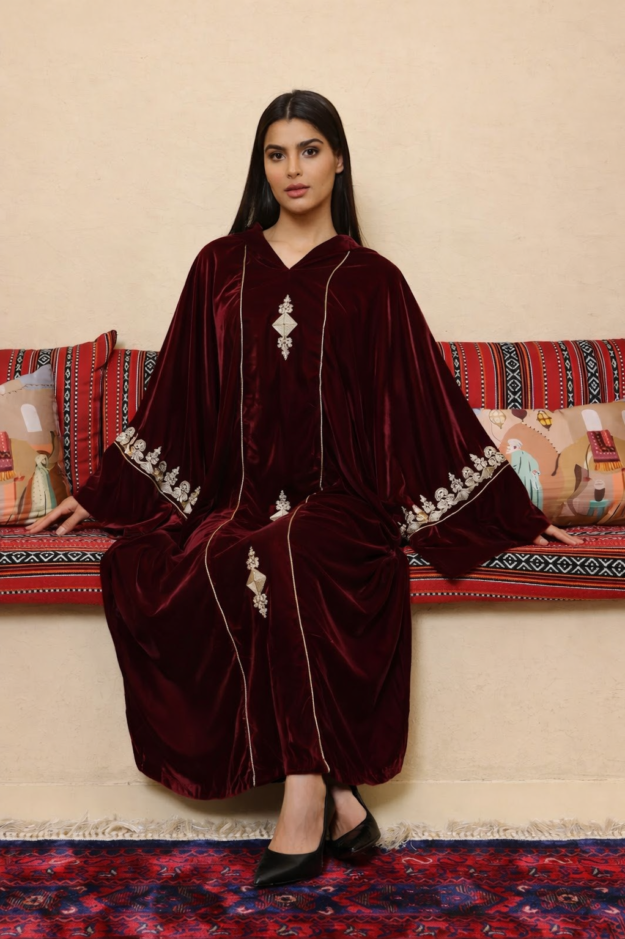 cropped-ChatGPT-Image-19-مارس-2026،-10_02_07-م.png جلابية مغربية مخمل فاخرة بتطريز يدوي أنيق - الصورة 1