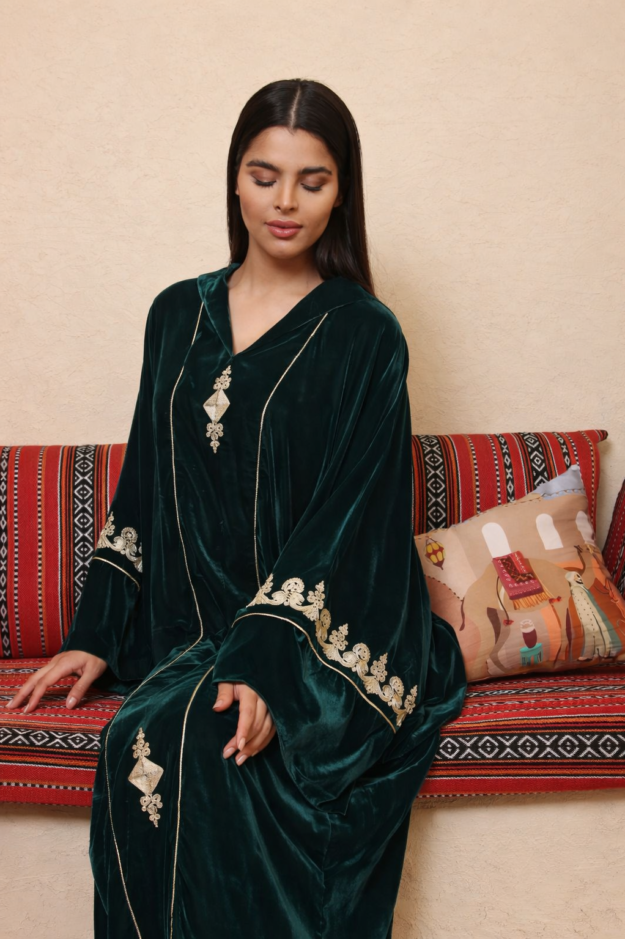 cropped-ChatGPT-Image-19-مارس-2026،-10_43_25-م.png جلابية مغربية مخمل - الصورة 1