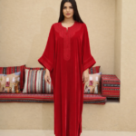 قفطان مخملي فاخر بتطريز ناعم وأكمام واسعة أنيقة