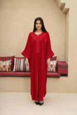 قفطان مخملي فاخر بتطريز ناعم وأكمام واسعة أنيقة