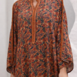 قفطان فاخر بنقوش راقية وتصميم انسيابي بلمسات أنثوية فاخرة