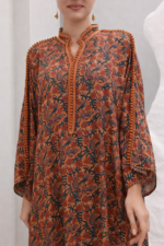 قفطان فاخر بنقوش راقية وتصميم انسيابي بلمسات أنثوية فاخرة