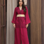 قفطان مغربي فاخر من الكريب بتصميم ثنائي اللون وتطريز يدوي أنيق