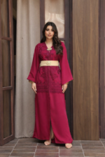 قفطان مغربي فاخر من الكريب بتصميم ثنائي اللون وتطريز يدوي أنيق