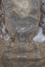 ⁦مخور حرير هندي مطفي فاخر بتطريز كريستالي لامع وتصميم أنيق للمناسبات⁩ - الصورة ⁦2⁩