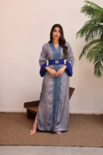 قفطان مغربي فاخر بتطريز أزرق وحزام عريض بتفاصيل ذهبية