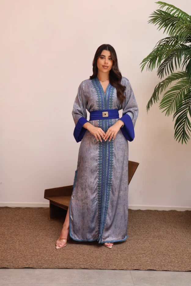 cropped-IMG_5716_a85b17fc-61e2-471e-9c6f-2a15b50ace0a.webp قفطان مغربي فاخر بتطريز أزرق وحزام عريض بتفاصيل ذهبية - الصورة 1