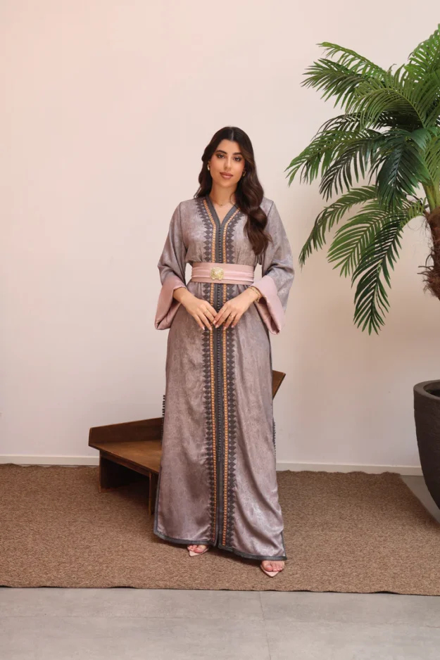 cropped-IMG_5727_63df22b6-5340-4d6f-a2ec-44d59678cf40.webp قفطان مغربي فاخر بتطريز تقليدي وحزام عريض بتفاصيل ذهبية - الصورة 1