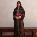 قفطان مغربي فاخر بنقشة فخمة وحزام خمري بتفاصيل ذهبية