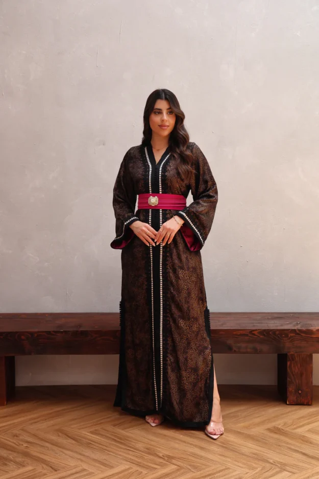 cropped-IMG_5729_ed76e26a-b36a-4e07-ad94-55b79f08b3a1.webp قفطان مغربي فاخر بنقشة فخمة وحزام خمري بتفاصيل ذهبية - الصورة 1