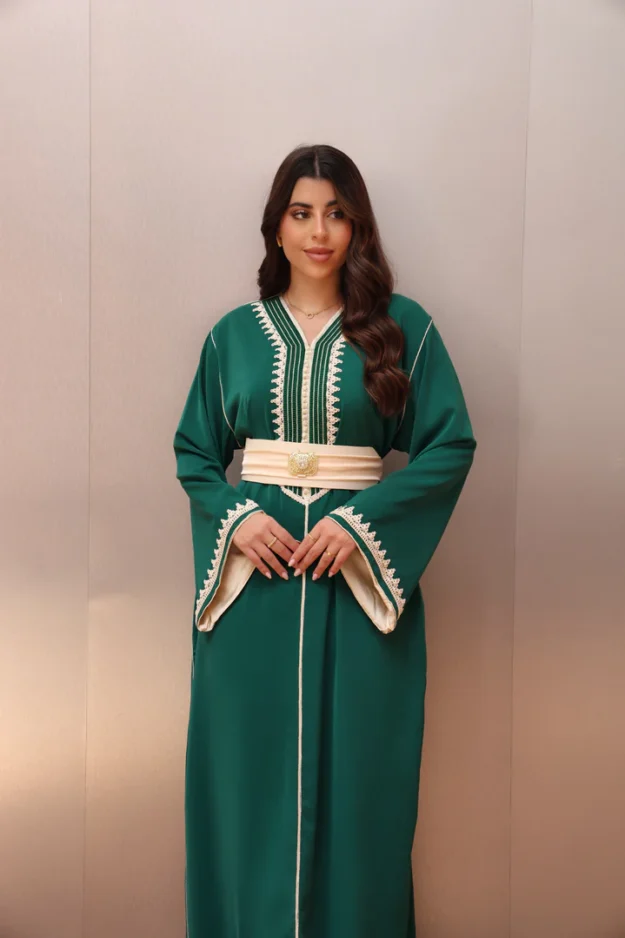 cropped-IMG_5753_c4caaa91-f93e-4c5c-93de-6712a0670250.webp قفطان مغربي فاخر بكريب ناعم وتطريز مزدوج أنيق - الصورة 1