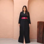 قفطان مغربي فاخر بتطريز لامع وحزام أنيق يبرز الخصر