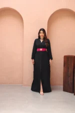 قفطان مغربي فاخر بتطريز لامع وحزام أنيق يبرز الخصر