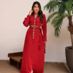 قفطان مغربي فاخر باللون العنّابي مع تطريز يدوي ذهبي