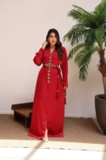 قفطان مغربي فاخر باللون العنّابي مع تطريز يدوي ذهبي