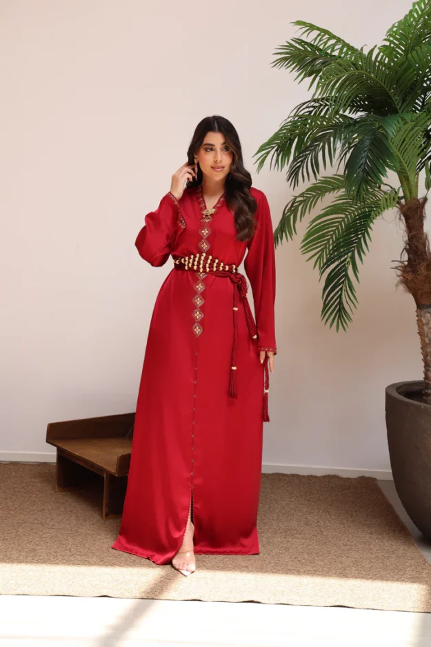 cropped-IMG_5789_5a58f49c-2f35-4011-8008-479a1fe416b5.webp قفطان مغربي فاخر باللون العنّابي مع تطريز يدوي ذهبي - الصورة 1