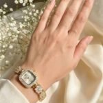 ساعة نسائية فاخرة باللون الذهبي مع سوار كريستال