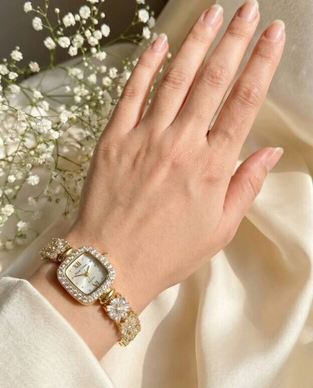 cropped-cropped-623261410_18041743574741393_3765579245730555330_n.jpg ساعة نسائية فاخرة باللون الذهبي مع سوار كريستال - الصورة 1