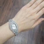 ساعة نسائية فضية فاخرة مرصعة بالكريستال بتصميم أنيق