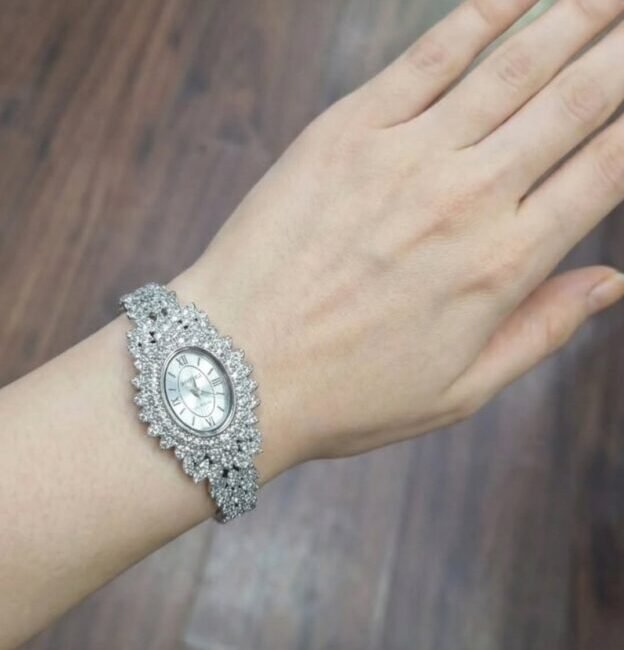 cropped-cropped-624117600_18041743622741393_3076983251814632419_n.jpg ساعة نسائية فضية فاخرة مرصعة بالكريستال بتصميم أنيق - الصورة 1