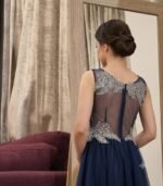 ⁦فستان كحلي بتطريز ورود فضي هاند ميد⁩ - الصورة ⁦2⁩